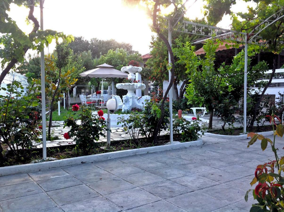 Villa Fofo - Beautiful Sea Front Villa With 650M2 Garden Nea Kallikrateia Exterior foto
