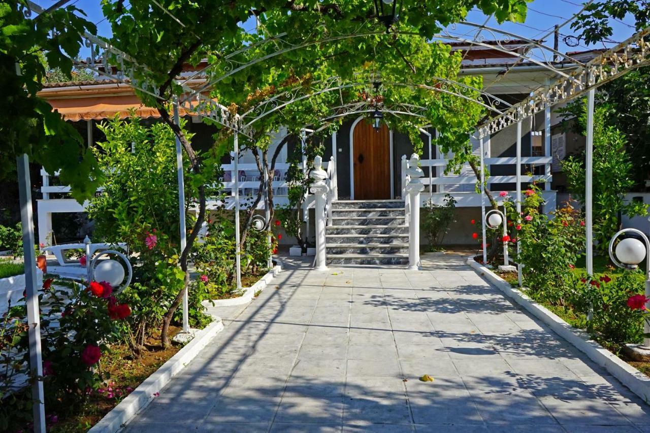 Villa Fofo - Beautiful Sea Front Villa With 650M2 Garden Nea Kallikrateia Exterior foto